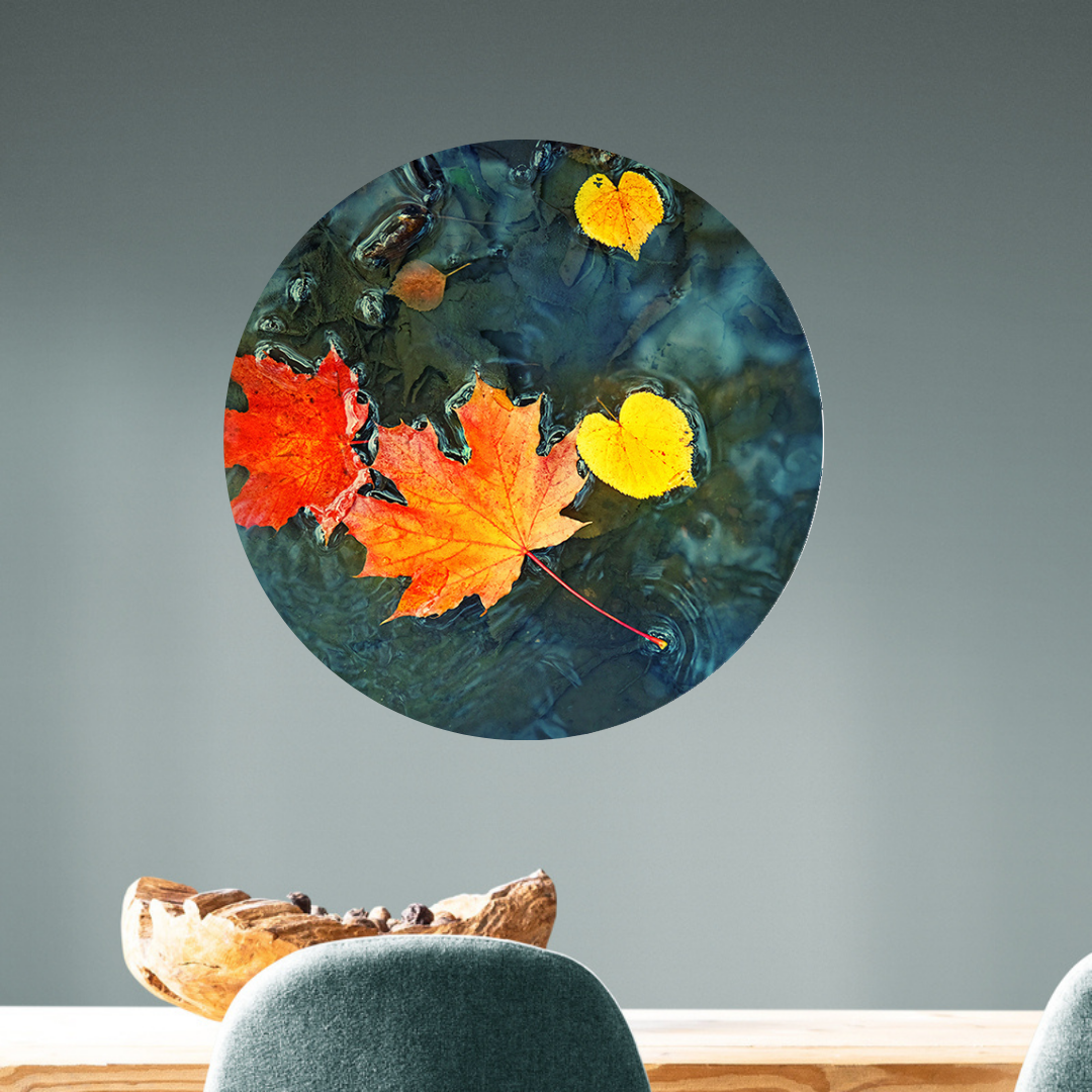 Muurcirkel Herfstbladeren in Donkerblauw Water