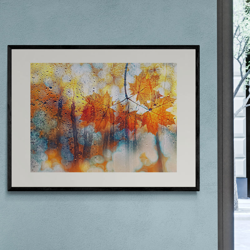 Poster in Lijst Herfstbladeren achter regenachtig glas