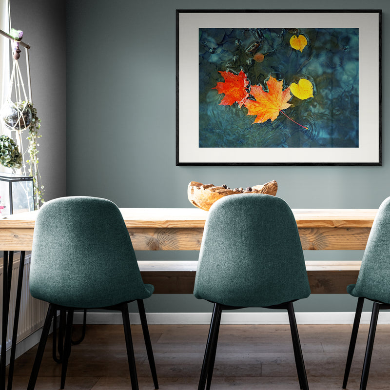 Poster in Lijst Herfstbladeren in Donkerblauw Water