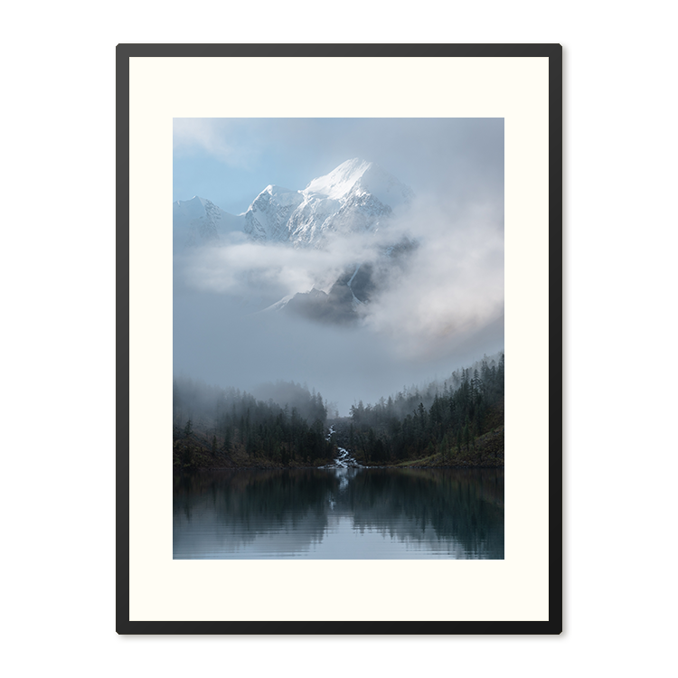 Poster in Lijst Mistige Bergtoppen