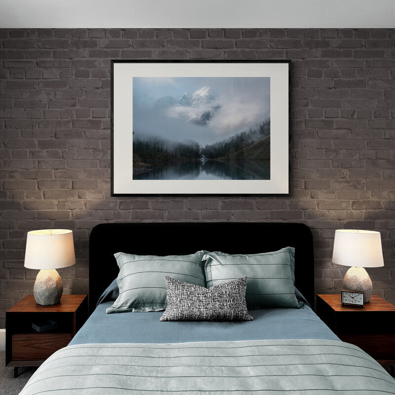 Poster in Lijst Mistige Bergtoppen