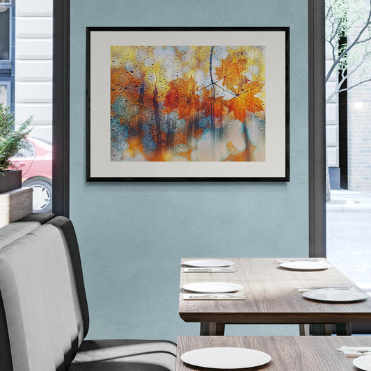 Poster in Lijst Herfstbladeren achter regenachtig glas