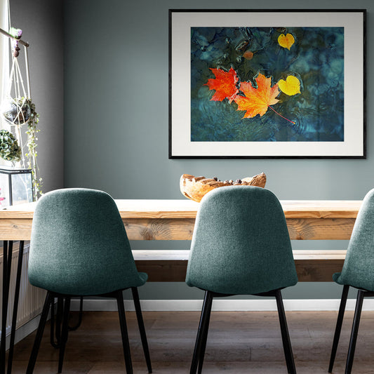 Poster in Lijst Herfstbladeren in Donkerblauw Water