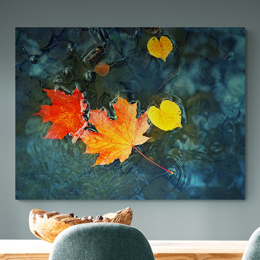 Schilderij Herfstbladeren in Donkerblauw Water